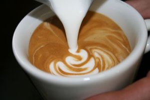 latte_art_rosetta_mid_pour
